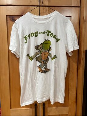 Frog and Toad piggyback graphic' White T‑Shirt tee medium M